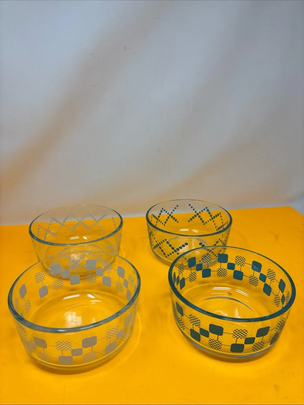4 pc Stack of Vintage PYREX Glass Bowls with Blue and White Geometric Print used - Picture 2 of 16
